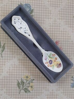 1989 White Porcelain Floral Spoon